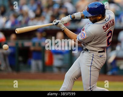 23 avril 2022 : Dominic Smith (2) des mets de New York frappe un double en haut de la 5e manche entre les mets de New York et les Diamondbacks de l'Arizona au case Field à Phoenix, Arizona. Michael Cazares/Cal Sport Media.(image de crédit : Banque D'Images