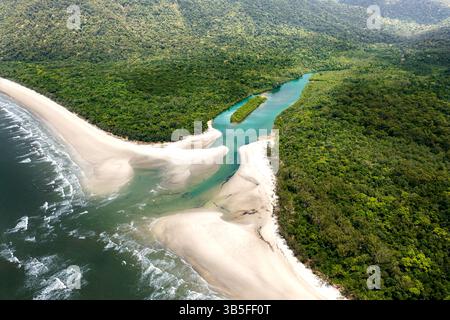 Vue aérienne de l'incroyable Noah Creek dans le parc national de Daintree dans le Queensland. Banque D'Images