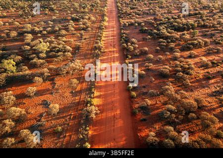 Prise de vue aérienne d'une piste rouge du désert dans l'Outback australien isolé. Banque D'Images