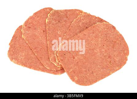 Groupe de tranches de viande de bœuf corned isolées sur un fond blanc Banque D'Images