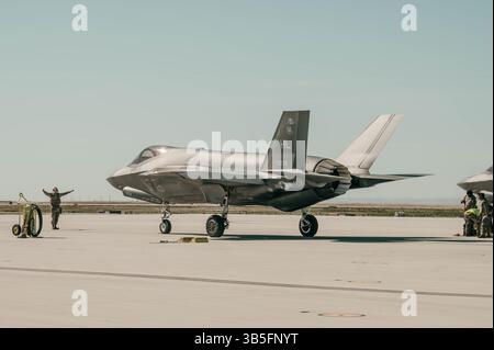 Les mainteneurs de l'US Air Force reçoivent deux F-35A Lightning IIS de la 388th Fighter Wing après avoir atterri pendant l'exercice PANTHER SHADOW à Mountain Home A. Banque D'Images