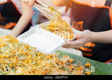 Nouilles PAD thai ou nouilles de riz sautées. Cuisine thaïlandaise. Street food Bangkok en Thaïlande. Mise au point sélective. Banque D'Images