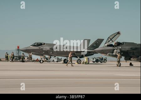 Les mainteneurs de l'US Air Force reçoivent deux F-35A Lightning IIS de la 388th Fighter Wing après avoir atterri pendant l'exercice PANTHER SHADOW à Mountain Home A. Banque D'Images