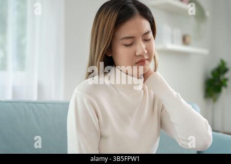 syndromes de bureau, femme massant des douleurs cervicales dues au travail et à l'aide d'un ordinateur, composite numérique d'une colonne vertébrale focalisée de douleurs cervicales et d'épaule symp Banque D'Images