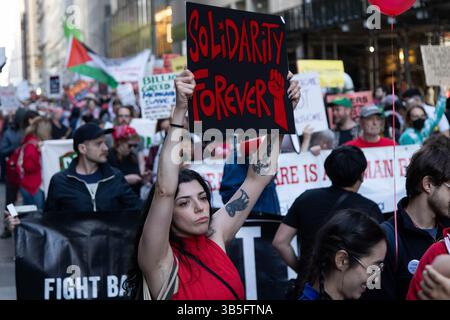 New York, États-Unis. 1er mai 2025. Des manifestants participent à un rassemblement à New York, aux États-Unis, le 1er mai 2025. Crédit : Michael Nagle/Xinhua/Alamy Live News Banque D'Images