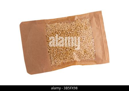 gruaux de couscous dans un sac en papier brun isolé sur fond blanc avec chemin de découpage, doypack avec fenêtre en plastique pour les produits en vrac, conserves alimentaires saines Banque D'Images