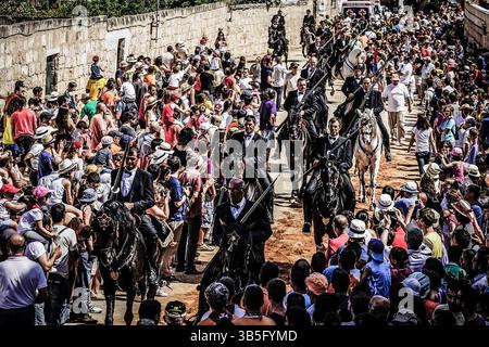 Jeux PLA, galoping cavaliers, festival Sant Joan. Ciutadella. Minorque, Îles Baléares, Espagne Banque D'Images