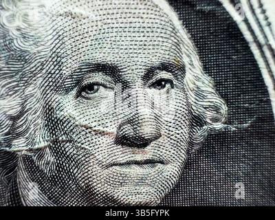Le visage mécontent de George Washington en gros plan macro sur un billet d'un dollar en niveaux de gris Banque D'Images