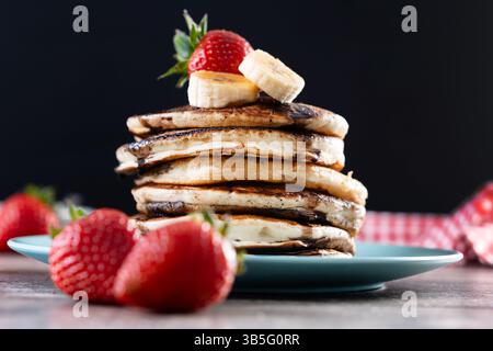 Crêpes au chocolat et aux fruits sur table en bois Banque D'Images