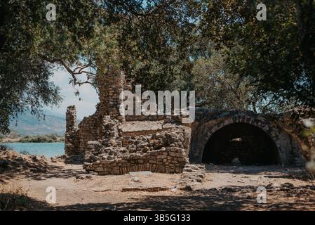 Ruines de maisons marchandes romaines sur le site archéologique de Butrint, Albanie Banque D'Images