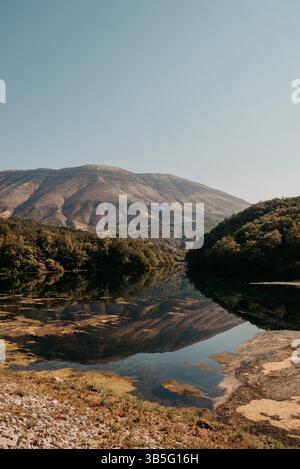 Reflets sereins de montagne dans le lac albanais près de Syri i Kaltër Banque D'Images