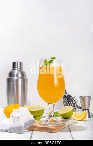 Ensemble de cocktails inspiré du thé tendance à partir de vert, oolong, noir, chai et autres mélanges de thé. Soda au thé pétillant, boissons froides d'été avec sirop, citron, citron vert Banque D'Images