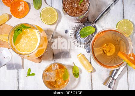 Ensemble de cocktails inspiré du thé tendance à partir de vert, oolong, noir, chai et autres mélanges de thé. Soda au thé pétillant, boissons froides d'été avec sirop, citron, citron vert Banque D'Images