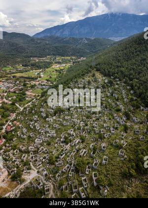 Vue aérienne de la ville fantôme de Kayakoy maisons en ruines à Fethiye Banque D'Images