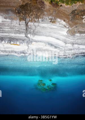 Vue aérienne par drone de la plage de sable blanc du lac Salda Banque D'Images