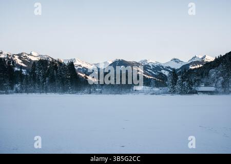 Vue enneigée de Schwarzsee et des Alpes à Kitzbühel, Tyrol Banque D'Images