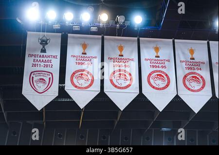 24 février 2022, Athènes, Lombardie, Grèce : bannières de championnat de l'Olympiacos Pirée au sommet du stade de la paix et de l'amitié (crédit image : © Stefanos Kyriazis/ZUMA Press Wire) Banque D'Images