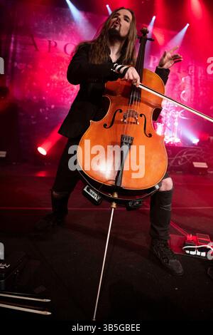 24 avril 2022, Calgary, Alberta, Canada : Perttu Kivilaakso d'Apocalyptica se produit en concert à Calgary, Alberta. (Crédit image : © Baden Roth/ZUMA Press Wire) Banque D'Images