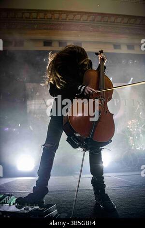 24 avril 2022, Calgary, Alberta, Canada : Perttu Kivilaakso d'Apocalyptica se produit en concert à Calgary, Alberta. (Crédit image : © Baden Roth/ZUMA Press Wire) Banque D'Images
