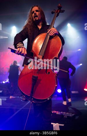 24 avril 2022, Calgary, Alberta, Canada : Perttu Kivilaakso d'Apocalyptica se produit en concert à Calgary, Alberta. (Crédit image : © Baden Roth/ZUMA Press Wire) Banque D'Images