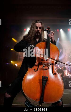 24 avril 2022, Calgary, Alberta, Canada : Perttu Kivilaakso d'Apocalyptica se produit en concert à Calgary, Alberta. (Crédit image : © Baden Roth/ZUMA Press Wire) Banque D'Images