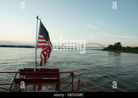 18 avril 2017, Memphis, Tennessee, USA : le pont Hernando Desoto sur le fleuve Mississippi à Memphis. Le pont Hernando de Soto est un pont à arche liée transportant l'Interstate 40 à travers le fleuve Mississippi entre West Memphis, Arkansas, et Memphis. Le paysage de développement du centre-ville de Memphis se développe à un rythme sans précédent. Des méga-projets comme One Beale, Historic Snuff District et Tom Lee Park rénovations changent la ligne d'horizon de Bluff CitysÃ. Cette vue de la ligne d'horizon de Memphis depuis le fleuve Mississippi le 7 août 2022. (Crédit image : © Karen Focht/ZUMA Press Wire) Banque D'Images