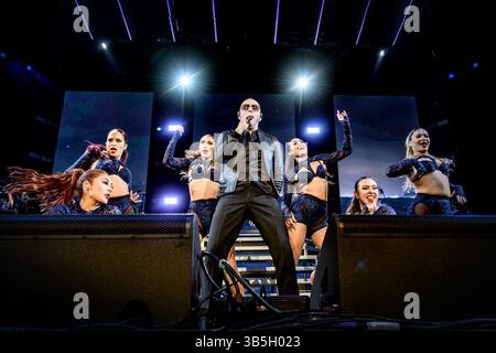 13 août 2022, Toronto, Ontario, Canada : le rappeur et chanteur américain Armando Christian PÃ©rez, connu professionnellement sous son nom de scène Pitbull, se produit lors d'un spectacle à guichet fermé au Budweiser Stage de Toronto. (Crédit image : © Angel Marchini/SOPA images via ZUMA Press Wire) Banque D'Images