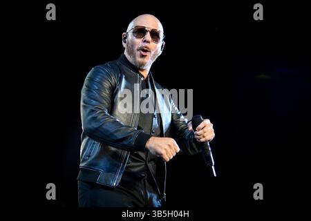 13 août 2022, Toronto, Ontario, Canada : le rappeur et chanteur américain Armando Christian PÃ©rez, connu professionnellement sous son nom de scène Pitbull, se produit lors d'un spectacle à guichet fermé au Budweiser Stage de Toronto. (Crédit image : © Angel Marchini/SOPA images via ZUMA Press Wire) Banque D'Images