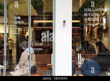 (250502) -- SHANGHAI, 2 mai 2025 (Xinhua) -- les gens profitent de l'après-midi au LamEcri Cafe Bar dans le district de Xuhui à Shanghai, dans l'est de la Chine, le 27 avril 2025. Connue comme la ville métropolitaine avec le plus grand nombre de cafés dans le monde, Shanghai abrite de nombreux cafés distinctifs. Parmi eux se trouve LamEcri Cafe Bar, qui présente des collections personnelles, un espace littéraire et un environnement tranquille. « Ce n'est que par la créativité et l'originalité que nous pourrons nous tenir face à une concurrence féroce dans l'industrie du café », a déclaré Ye Feng, qui a cofondé le café en juin 2024. En plus d'afficher des collections personnelles, Ye et son partenaire Banque D'Images