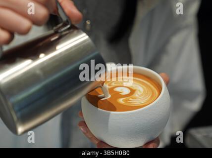 (250502) -- SHANGHAI, 2 mai 2025 (Xinhua) -- Un barista prépare un café au LamEcri Cafe Bar dans le district de Xuhui à Shanghai, dans l'est de la Chine, 27 avril 2025. Connue comme la ville métropolitaine avec le plus grand nombre de cafés dans le monde, Shanghai abrite de nombreux cafés distinctifs. Parmi eux se trouve LamEcri Cafe Bar, qui présente des collections personnelles, un espace littéraire et un environnement tranquille. « Ce n'est que par la créativité et l'originalité que nous pourrons nous tenir face à une concurrence féroce dans l'industrie du café », a déclaré Ye Feng, qui a cofondé le café en juin 2024. En plus de présenter des collections personnelles, Ye et ses partenaires de Banque D'Images