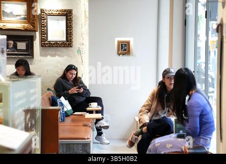 (250502) -- SHANGHAI, 2 mai 2025 (Xinhua) -- les gens profitent de l'après-midi au LamEcri Cafe Bar dans le district de Xuhui à Shanghai, dans l'est de la Chine, le 27 avril 2025. Connue comme la ville métropolitaine avec le plus grand nombre de cafés dans le monde, Shanghai abrite de nombreux cafés distinctifs. Parmi eux se trouve LamEcri Cafe Bar, qui présente des collections personnelles, un espace littéraire et un environnement tranquille. « Ce n'est que par la créativité et l'originalité que nous pourrons nous tenir face à une concurrence féroce dans l'industrie du café », a déclaré Ye Feng, qui a cofondé le café en juin 2024. En plus d'afficher des collections personnelles, Ye et son partenaire Banque D'Images