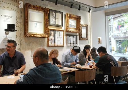 (250502) -- SHANGHAI, 2 mai 2025 (Xinhua) -- les gens profitent de l'après-midi au LamEcri Cafe Bar dans le district de Xuhui à Shanghai, dans l'est de la Chine, le 27 avril 2025. Connue comme la ville métropolitaine avec le plus grand nombre de cafés dans le monde, Shanghai abrite de nombreux cafés distinctifs. Parmi eux se trouve LamEcri Cafe Bar, qui présente des collections personnelles, un espace littéraire et un environnement tranquille. « Ce n'est que par la créativité et l'originalité que nous pourrons nous tenir face à une concurrence féroce dans l'industrie du café », a déclaré Ye Feng, qui a cofondé le café en juin 2024. En plus d'afficher des collections personnelles, Ye et son partenaire Banque D'Images