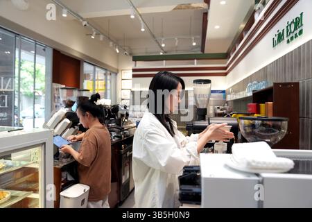 (250502) -- SHANGHAI, 2 mai 2025 (Xinhua) -- Un barista prépare une boisson au LamEcri Cafe Bar dans le district de Xuhui à Shanghai, dans l'est de la Chine, 27 avril 2025. Connue comme la ville métropolitaine avec le plus grand nombre de cafés dans le monde, Shanghai abrite de nombreux cafés distinctifs. Parmi eux se trouve LamEcri Cafe Bar, qui présente des collections personnelles, un espace littéraire et un environnement tranquille. « Ce n'est que par la créativité et l'originalité que nous pourrons nous tenir face à une concurrence féroce dans l'industrie du café », a déclaré Ye Feng, qui a cofondé le café en juin 2024. En plus d'afficher des collections personnelles, Ye et ses partenaires Banque D'Images