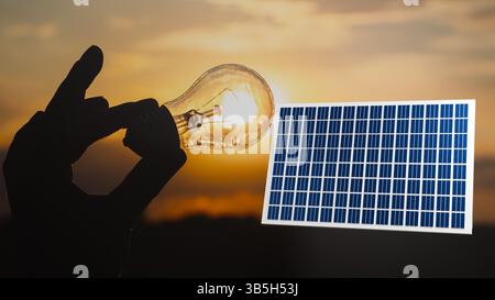 Main tenant une ampoule contre un fond de coucher de soleil à côté d'un modèle 3D d'un panneau solaire, transition vers l'énergie durable, efficacité énergétique Banque D'Images