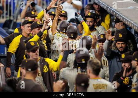 17 août 2022 : Jake Cronenworth (9 ans) des Padres de San Diego est félicité par ses coéquipiers après avoir frappé un grand chelem lors de la première manche d'un match de baseball contre les Marlins de Miami au LoanDepot Park le mercredi 17 août 2022 à Miami. (Crédit image : © David Santiago/Miami Herald via ZUMA Press Wire) Banque D'Images