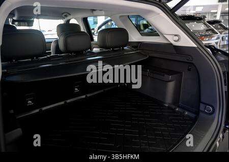 Grand coffre vide noir. Ouvrez le coffre du véhicule et fermez-le. Vide coffre ouvert d'une nouvelle voiture moderne Banque D'Images