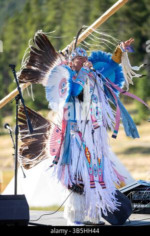 23 août 2022, Madison Junction, MT, États-Unis d'Amérique : le rappeur de la tribu Apsaalooke et danseur de tonnerre Superman se produit au All Nations Teepee Village pour marquer le 150e anniversaire du parc national de Yellowstone le 23 août 2022 à Madison Junction, Montana. Le projet de Mountain Time Arts comprend 13 loges de tipi et des spectacles d’artistes amérindiens qui signifient une nouvelle ère d’inclusion et de représentation autochtone dans le parc national de Yellowstone. (Crédit image : © Ashton Hooker/NPS/Planet Pix via ZUMA Press Wire) Banque D'Images
