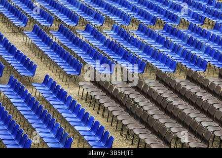 Rangées de chaises bleues et noires dans la zone d'audience du festival d'été à Lucques, Toscane, Italie, Europe Banque D'Images
