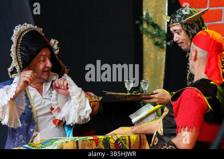 1 juillet 2021, Odessa, région d'Odessa, Ukraine : la comédie ''ATELLA !'' De Boris Barsky réalisé par Georgi Deliyev interprété par le casting principal de la troupe de bandes dessinées ''Masks''.Alexander Postolenko, Mikhail Voloshin, Georgi Deliyev sont vus jouer pendant le spectacle. La Maison des clowns est un théâtre où les membres de la troupe de bandes dessinées ''Masks'' (Maski) se produisent régulièrement..la troupe de bandes dessinées ''Masks'' est un collectif d'Odessa, fondé en 1984, travaillant dans les genres de la pantomime, du clown et de l'excentrique. Directeur artistique - Georgy Deliev..Membres : artiste populaire de l'Ukraine Boris Barsky ;.artiste honoré du Royaume-Uni Banque D'Images