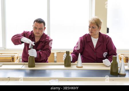 Sopot, Bulgarie - 17 mai 2016 : les ouvriers d'Arsenal produisent des ogives dans une usine d'armement bulgare. L'installation produit et assemble Rocket-P. Banque D'Images