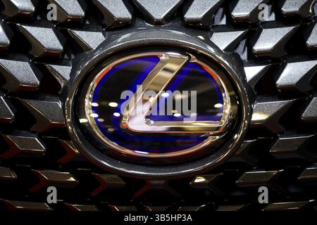 Sofia, Bulgarie - 3 juin 2022 : gros plan du logo Lexus sur une voiture au salon de l'automobile de Sofia Banque D'Images