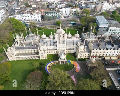 Vue aérienne du Royal Pavilion à Brighton, East Sussex, Angleterre, mettant en valeur son architecture indo-saracénique distinctive et les jardins environnants. Banque D'Images
