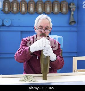 Sopot, Bulgarie - 17 mai 2016 : un ouvrier d'Arsenal produit des ogives dans une usine d'armement bulgare. L'installation produit et assemble Rocket-pro Banque D'Images