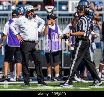 03 septembre 2022 Reno, NV États-Unis L'entraîneur-chef du Nevada Ken Wilson sur la touche parle à l'arbitre pendant le match de football de la NCAA entre les Bobcats de Texas State et le Nevada Wolf Pack. Nevada a gagné 38-14 au Mackay Stadium Reno, Nevada Thurman James/CSM (crédit image : © Thurman James/CSM via ZUMA Press Wire) Banque D'Images