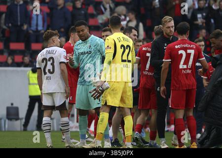Au final et après le 0 :3, le gardien de but Noah Atubolu (SC Freiburg) ne pouvait que féliciter son fort collègue le gardien de but Nikola Vasilj (FC compris Paul Banque D'Images