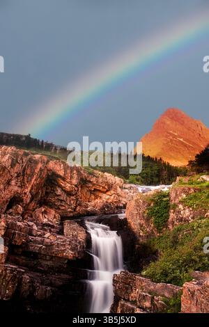 Ruisseau de Swiftcurrent Lake et Grinnell point.and Rainbow. Parc national des glaciers. Montana. Banque D'Images