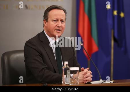 Sofia, Bulgarie - 14 février 2024 : le ministre britannique des Affaires étrangères David Cameron s'adresse aux médias après sa rencontre avec le premier ministre bulgare Banque D'Images