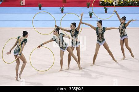 Sofia, Bulgarie - 30 mars 2018 : Team Japan se produit avec des cerceaux lors de la Coupe du monde de gymnastique rythmique Sofia 2018. Tournoi de groupe Banque D'Images