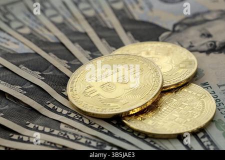 Crypto-monnaie virtuelle argent Bitcoin pièces d'or sur le billet de vingt dollars des États-Unis (20 $) avec les visages du président Andrew Jackson Banque D'Images