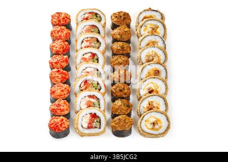 Rouleaux de sushi fraîchement préparés avec différentes garnitures disposées sur un fond blanc propre, créant un affichage appétissant Banque D'Images